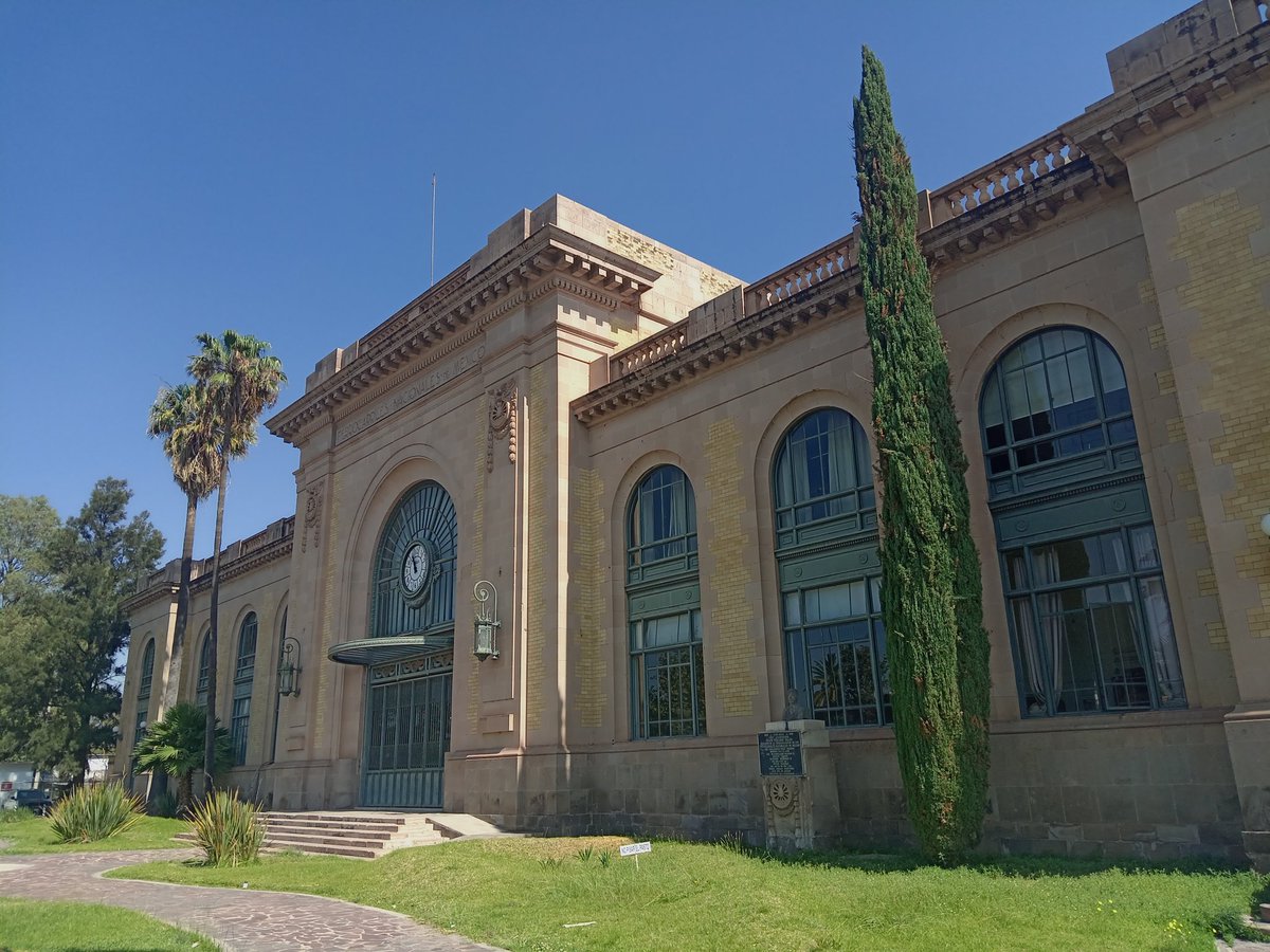 luisriosdgo's tweet photo. Antigua estación de ferrocarriles, un edificio monumental. https://t.co/qQoAI6GNRE