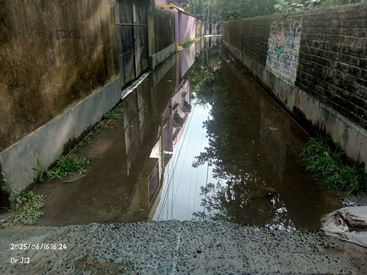 বিগত লোকসভা ভোটের পরে আমাদের প্রিয় নেতা নিখোজ রয়েছেন। নেতার দেওয়াল লিখন কিন্ত ঠিকই আছে। সম্ভবত তিনি আমাদের বাড়ির সামনে জমা জলে ভেসে গেছেন। কেউ যদি ওনার খোজ পেয়ে থাকেন প্লিজ জানবেন। ভোট আসে ভোট যায় কিন্ত ভোটার জলের তলায়। এটা ঠিক না করে এর পরে ভোটের জন্য আসলে ছালা পরে আসবেন