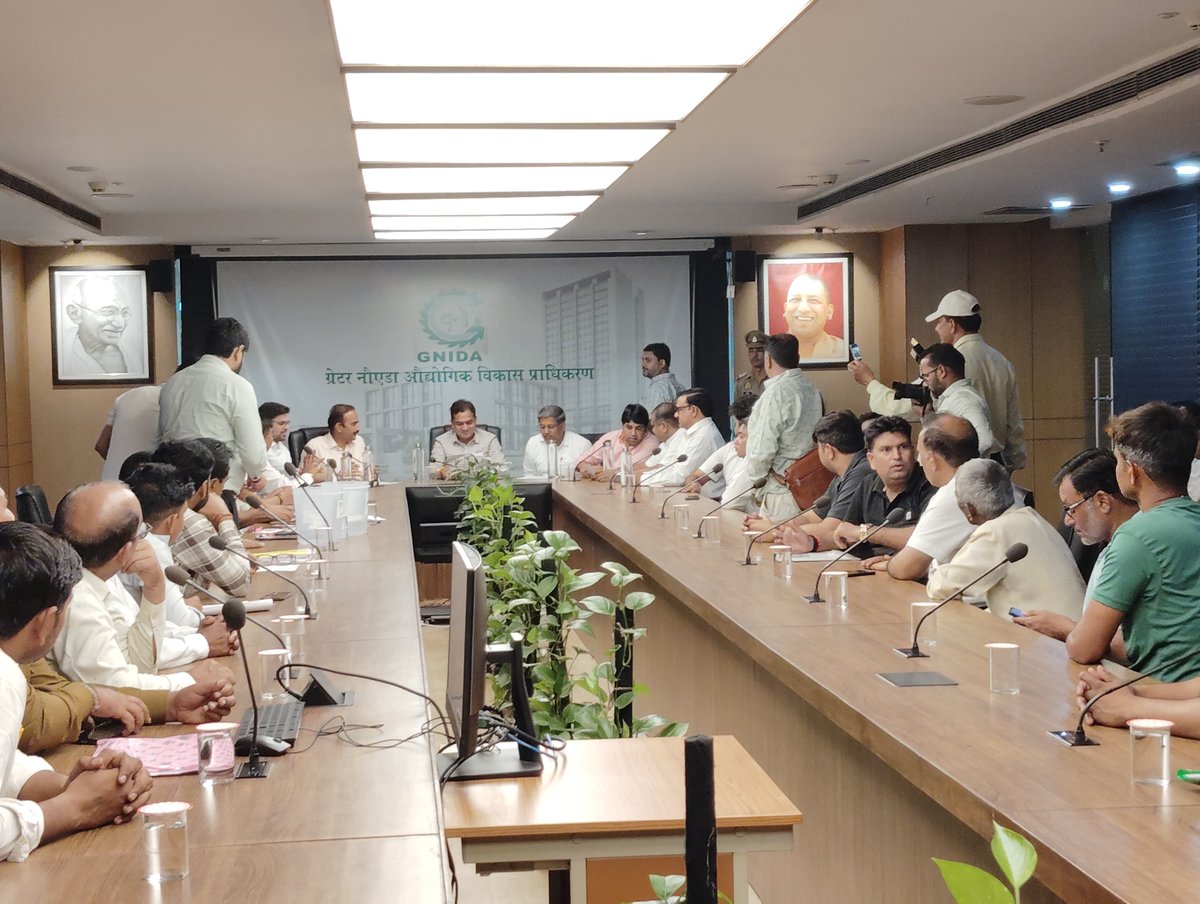 OfficialGNIDA's tweet photo. भाजपा जिलाध्यक्ष अभिषेक शर्मा और वरिष्ठ अधिकारियों के उपस्थिति में आज ग्राम सिरसा के 47 पात्र किसानों को 6% आबादी भूखंड ड्रा प्रक्रिया से आवंटित किया गया। सीईओ एनजी रवि कुमार के निर्देशानुसार जल्द ही आवंटन पत्र जारी किया जाएगा और लीज डीड की प्रक्रिया भी पूरी कराई जाएगी। https://t.co/b9xhpu0Rwi