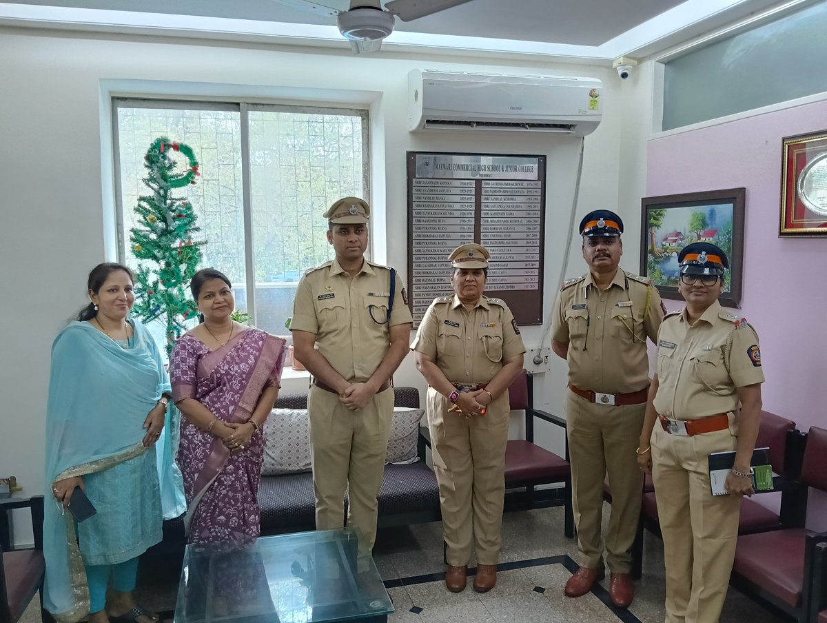नवीन शैक्षणिक वर्षाच्या पहिल्या दिवशी मारवाडी कमर्शियल हायस्कूल अँड ज्युनिअर कॉलेज चिराबाजार मुंबई मधील विद्यार्थ्यांशी <a href="/DcpZone2Mumbai/">पोलीस उप आयुक्त परिमंडळ ०२ - DCP ZONE 02 Mumbai</a> डॉ मोहितकुमार गर्ग, सपोआ श्रीमती रेणूका बुवा, वपोनि लो टि मार्ग पो ठाणे यांनी सुसंवाद साधून मार्गदर्शन केले व शैक्षणिक वर्षाकरिता शुभेछा दिल्या.