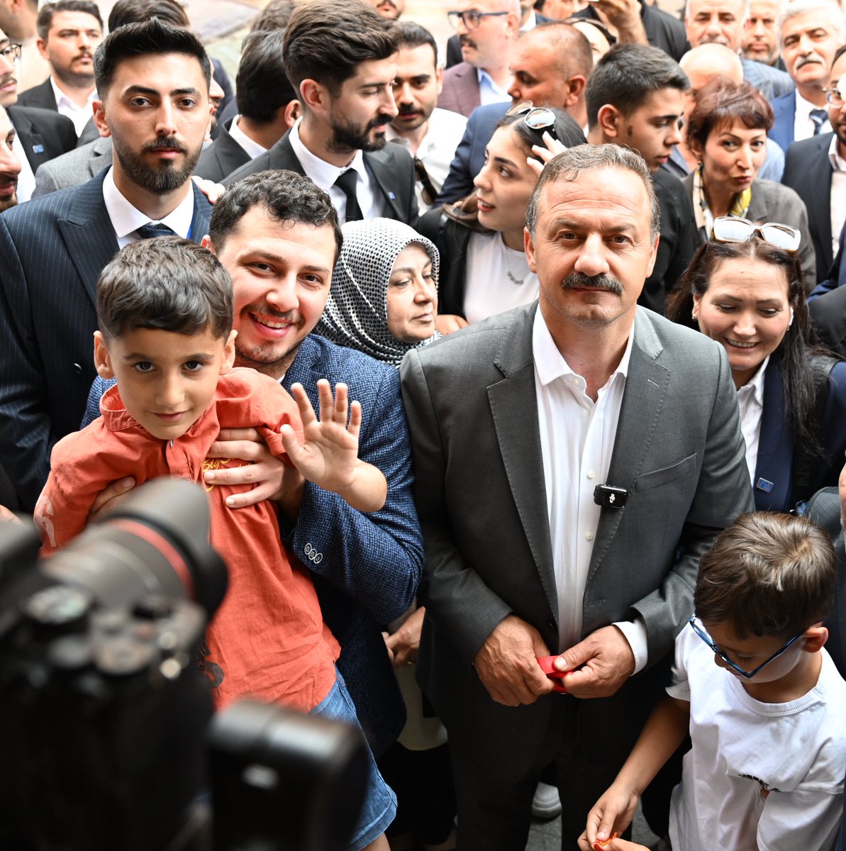 taşıdım su geçirmez tığ işlemez bir kalbi
ben gözleri kurda benzer bir anadandım