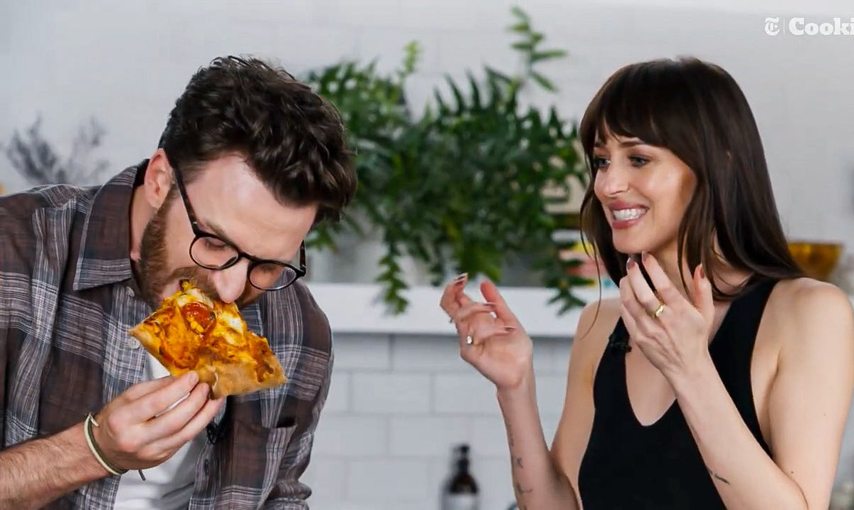 _filmcrave's tweet photo. Chris Evans and Dakota Johnson doing the Pizza interview for NYT Cooking. 

🎥 : https://t.co/h2ycLtLkjC https://t.co/g3lTi5M5yd