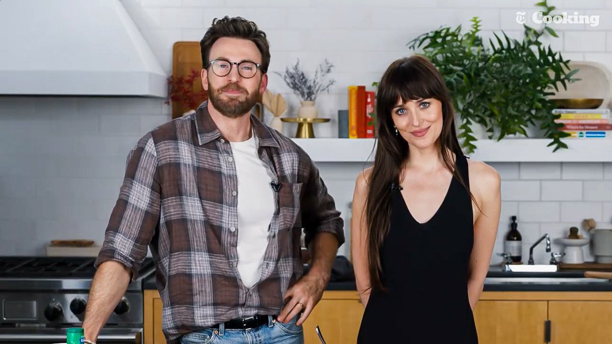 _filmcrave's tweet photo. Chris Evans and Dakota Johnson doing the Pizza interview for NYT Cooking. 

🎥 : https://t.co/h2ycLtLkjC https://t.co/g3lTi5M5yd