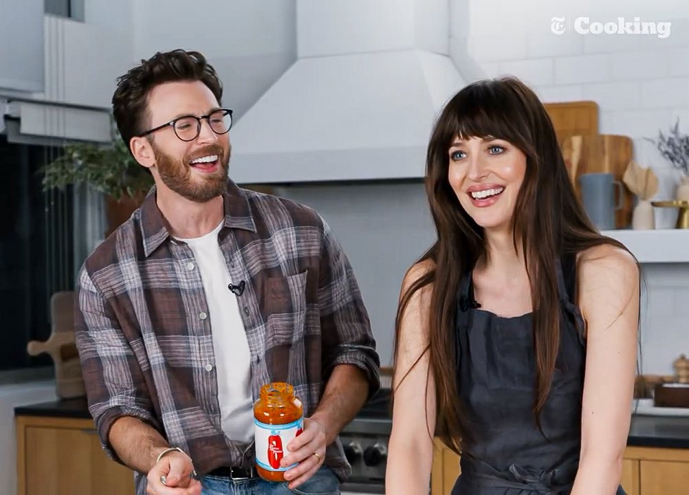 _filmcrave's tweet photo. Chris Evans and Dakota Johnson doing the Pizza interview for NYT Cooking. 

🎥 : https://t.co/h2ycLtLkjC https://t.co/g3lTi5M5yd
