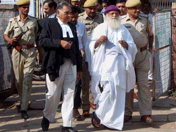 13 तारीख़ शाम को एक मैसेज आया था कि अहमदाबाद हाईकोर्ट में एक्सटेंशन की अर्ज़ी लगा दी गई है। फिर शनिवार और रविवार कोर्ट की छुट्टी थी। लेकिन आज तो सोमवार था,आज मैटर मेंशन क्यों नहीं करवाया गया? एक-एक दिन बीता जा रहा है। अब बापूजी के मेडिकल बेल की 14 दिन ही शेष है। अगर 14 दिन के