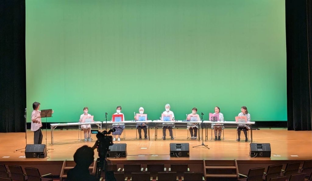 LINO_voice's tweet photo. 4.心に太陽を くちびるに歌を
講師は司会、音もだち🎵リトミックと同様に柿崎さん。
トーンチャイムの音色はとても綺麗で、心が洗われる気分でした。
癒されました。
ありがとうございます♪ https://t.co/T0T3uHIja9