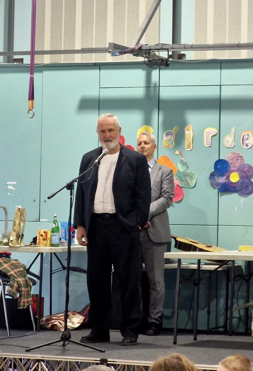 On Saturday the 14th ambassador Pavel Vošalík joined the Czech School Dublin for a little “end of school ceremony”. 

We would love to thank all the teaching crew, principals and of course all the students for their outstanding work throughout the school year 24/25.  Many thanks