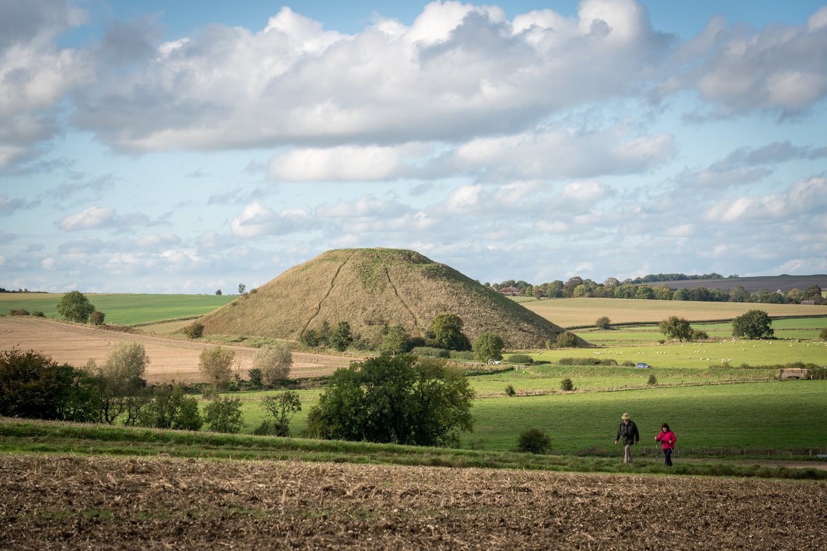 The pretty village of Avebury offers plenty of history and unique things to do throughout the year. Plan your visit this season… bit.ly/4gJGHWe