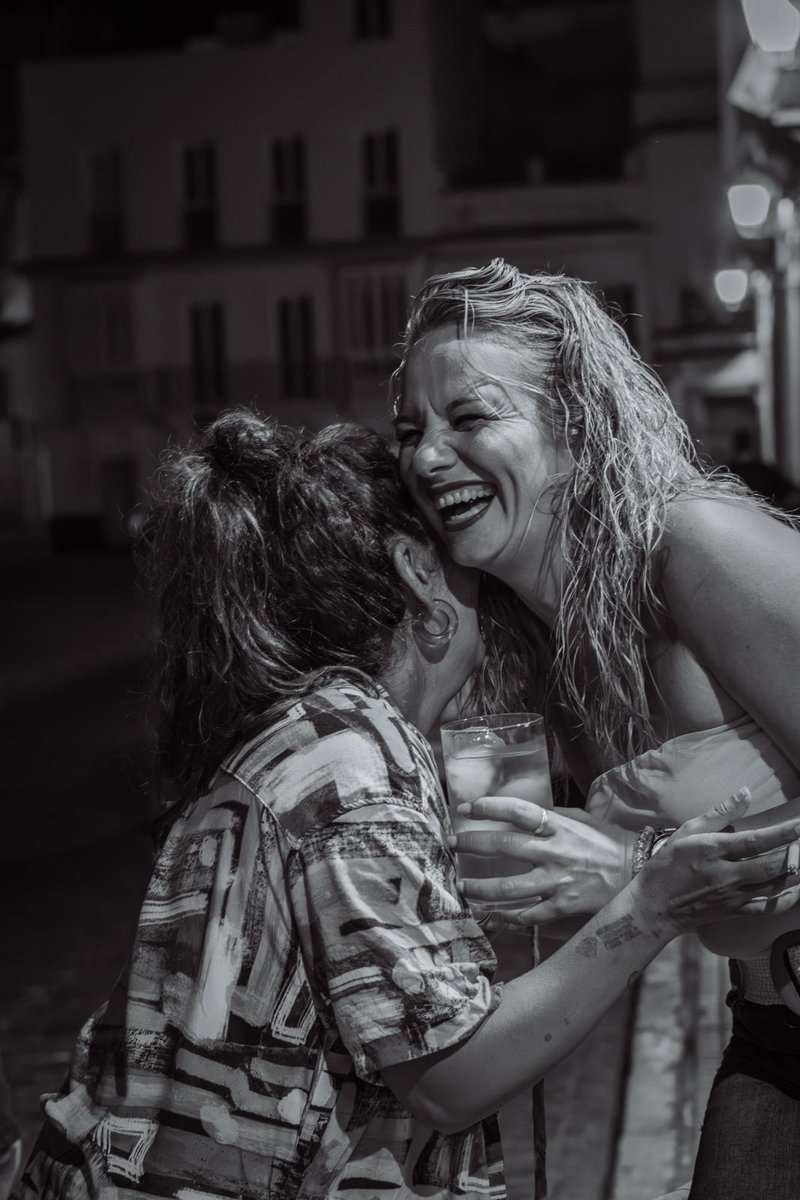 Aquí el derroche de felicidad que compartimos en otro día en Las charlas de la Peña con mi gente bonita. Un, dos, tres, y...

Fotografía: mi cretino favorito Fran Delgado.