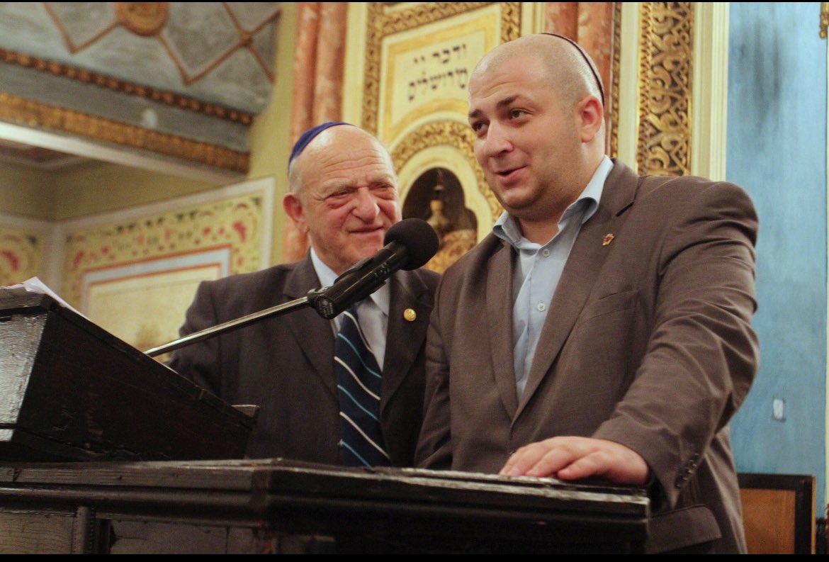 Baaa e noaptea minții…cine plm este Vexler asta de isi permite sa afișeze steagul Israelian la noi in camera deputaților și sa ne dea lecții de istorie și antisemitism ?  

Am înțeles ca in România sa promulgat și o lege antidiscriminare dupa jegul ăsta! 

Mai animalule ! .. așa