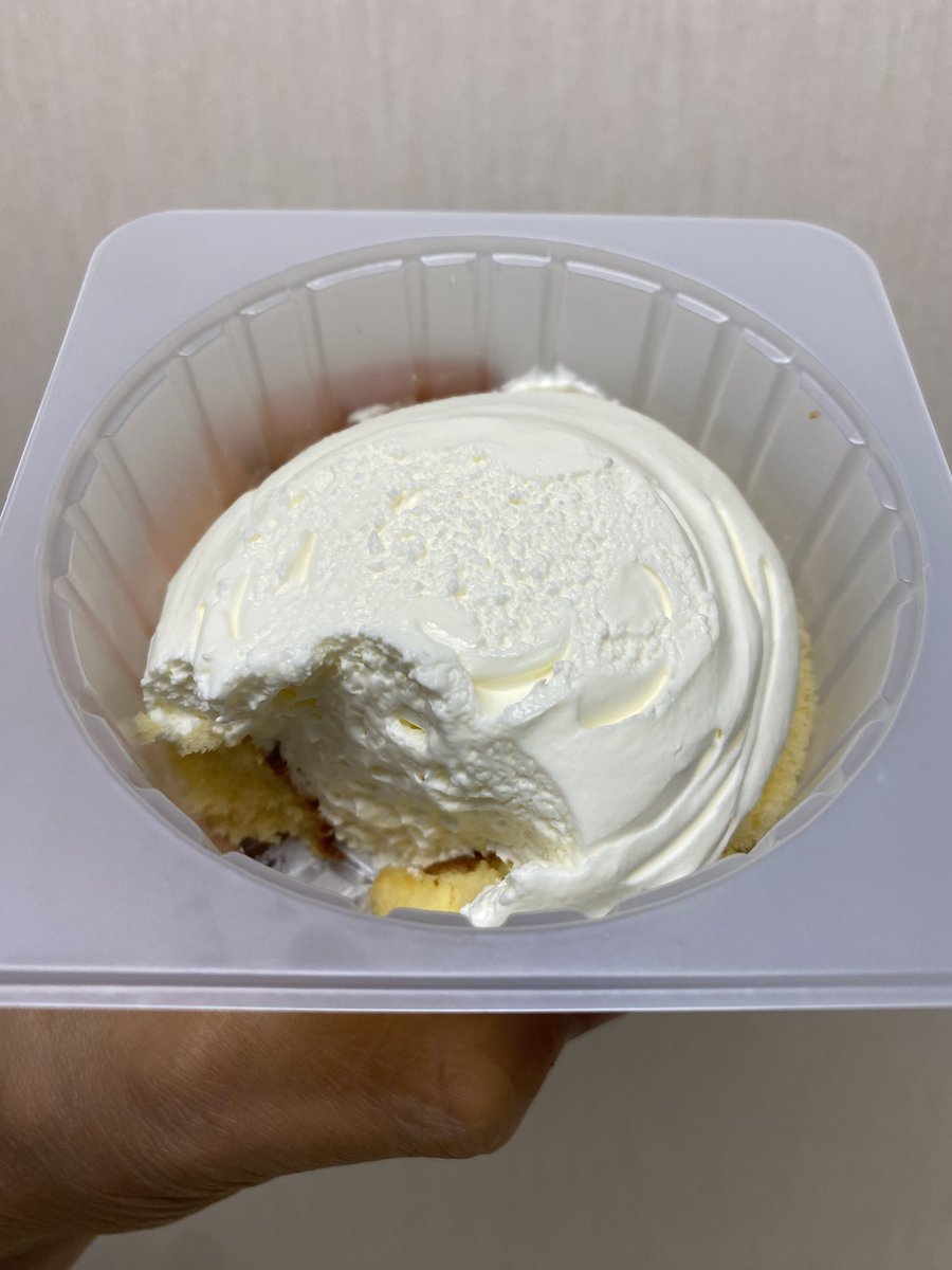icemantorao's tweet image. #RollCake #LAWSON
I ate this roll cake from LAWSON
There was a lot of whipped cream on top of the cake
Combination of cream and cake was excellent and sweet and delicious
I would like to buy it if it is on display at Lawson