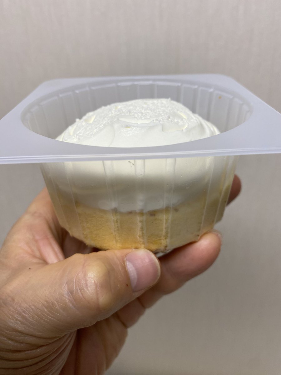 icemantorao's tweet image. #RollCake #LAWSON
I ate this roll cake from LAWSON
There was a lot of whipped cream on top of the cake
Combination of cream and cake was excellent and sweet and delicious
I would like to buy it if it is on display at Lawson