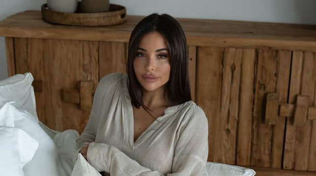 le_Parisien's tweet photo. L'influenceuse Rym Renom vient d'être condamnée à un an de prison ferme et 25 000 euros d’amende pour avoir fait de la publicité à une fausse injectrice, qui pique en toute illégalité.

La fin de l’impunité ?
➡️ https://t.co/ftLXgQatiA https://t.co/hYL1buW4p0