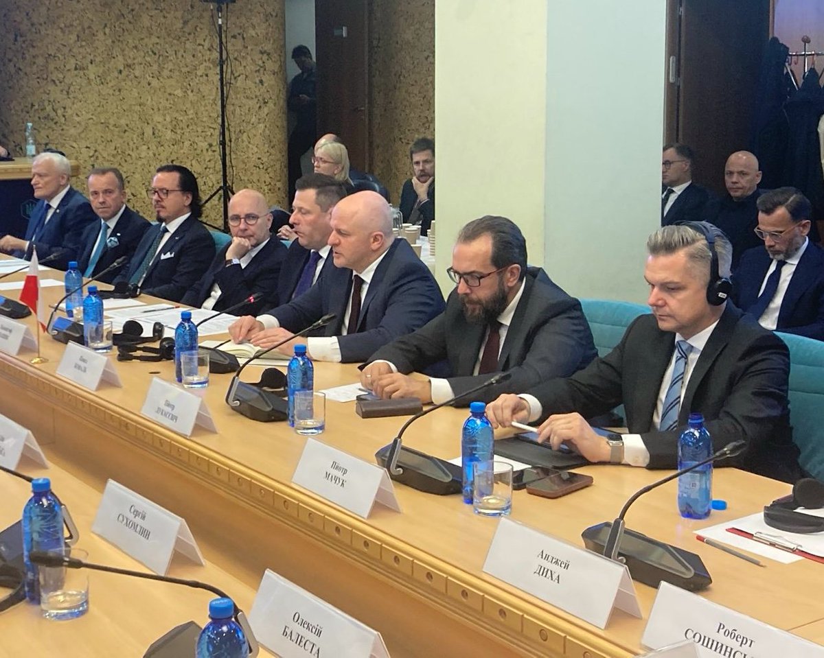 До Києва прибула економічна місія, яку очолював <a href="/KrzysztofPaszyk/">Krzysztof Paszyk</a> за участю <a href="/RKropiwnicki/">Robert Kropiwnicki</a>, <a href="/pawelkowalpl/">Kowal</a>, <a href="/brzozowskij/">Jacek Brzozowski</a> та <a href="/TKH_Teresa/">Teresa Kubas-Hul Wojewoda Podkarpacki</a>. Делегацію супроводжував Тимчасовий повірений у справах Республіки Польща в Україні <a href="/P_Lukasiewicz/">Piotr Łukasiewicz</a>.