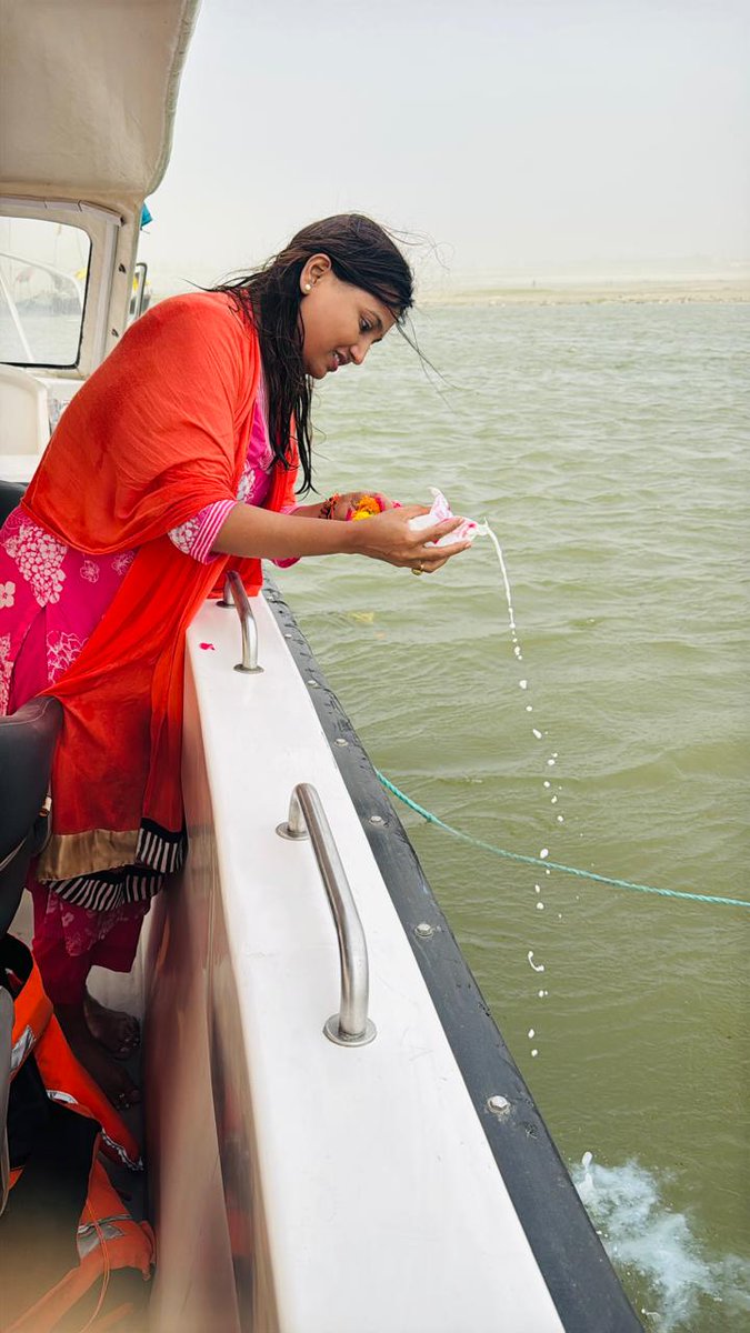 PranitaDeore's tweet photo. संस्कृती आणि अध्यात्माचा त्रिवेणी संगम..!
प्रयागराज येथे भारताच्या दैदिप्यमान प्राचीन संस्कृतीचे दर्शन घेऊन पवित्र 'गंगा यमुना सरस्वती' त्रिवेणी संगमावर #कुंभ_शाही_स्नान करण्याचं भाग्य मला लाभलं याबद्दल मी स्वतःला खूप भाग्यवान समजते. https://t.co/eBSOUTHIwb