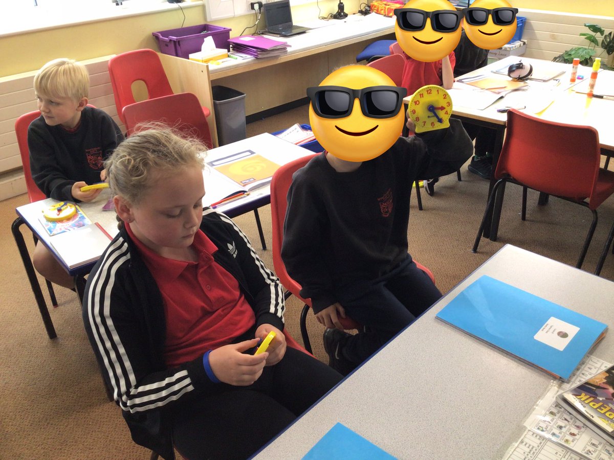 SPS_Year_3's tweet photo. We love using the mini clocks to help our understanding of time! ⏱#maths https://t.co/5txIO0g1Gz