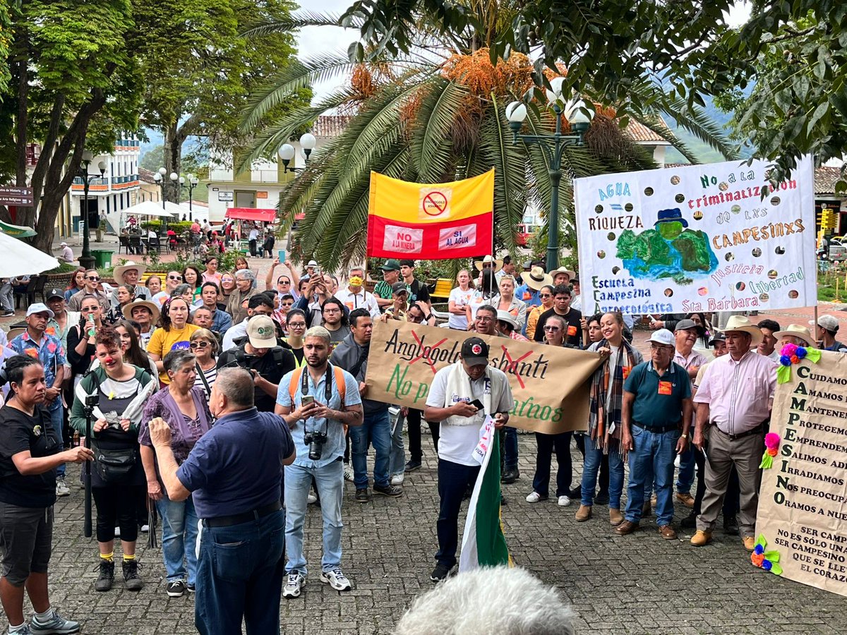 La resistencia en las calles por la defensa del territorio y de quienes lo cuidan y protegen, no a la criminalización de nuestros campesinos, desde el Movimiento Nacional Ambiental seguimos extendiendo nuestro apoyo y solidaridad #EstoyConlos11deJericó ✊🏽 #FueraAnglogold