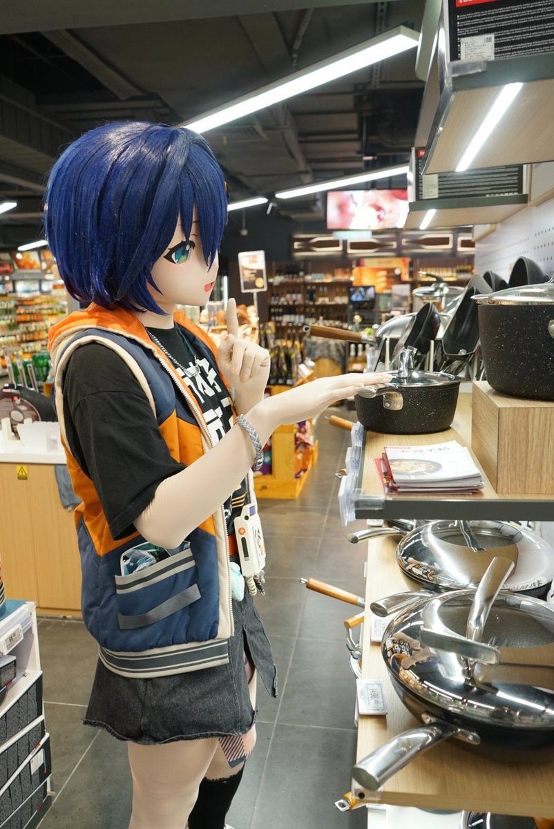 锅，锅，锅，
好多大铁锅。
白天煮面条，
晚上打火锅。

📸：<a href="/Callicantzaros1/">Callicantzaros</a>
#kigurumi #着ぐるみ