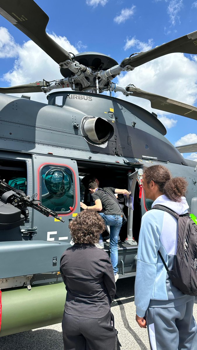 AirbusCareers's tweet image. Day 1 of #PAS2025 with #AirbusCareers was all about dreams taking flight. 🎓✈️

We welcomed students from Aristide Briand and explored #simulators, #product demos, and the future of #aerospace careers.
Check the pictures to feel the energy. Tomorrow’s talents, today.