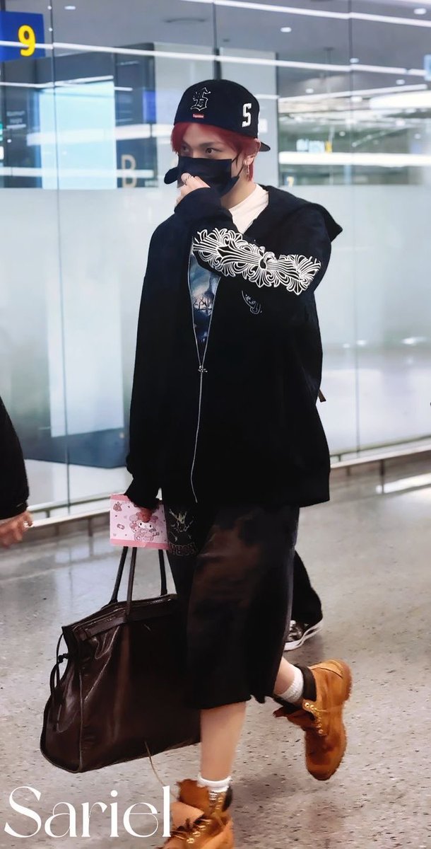 heeseungun tarzi hep boyle amk adam yedi yirmi dort hoddie ile geziyo sokaga cik elli tane ayni kombini yapan kisi gorursun altina sort giydi diye kopyalamis mi oluyo😂😂cildirtmayin adami