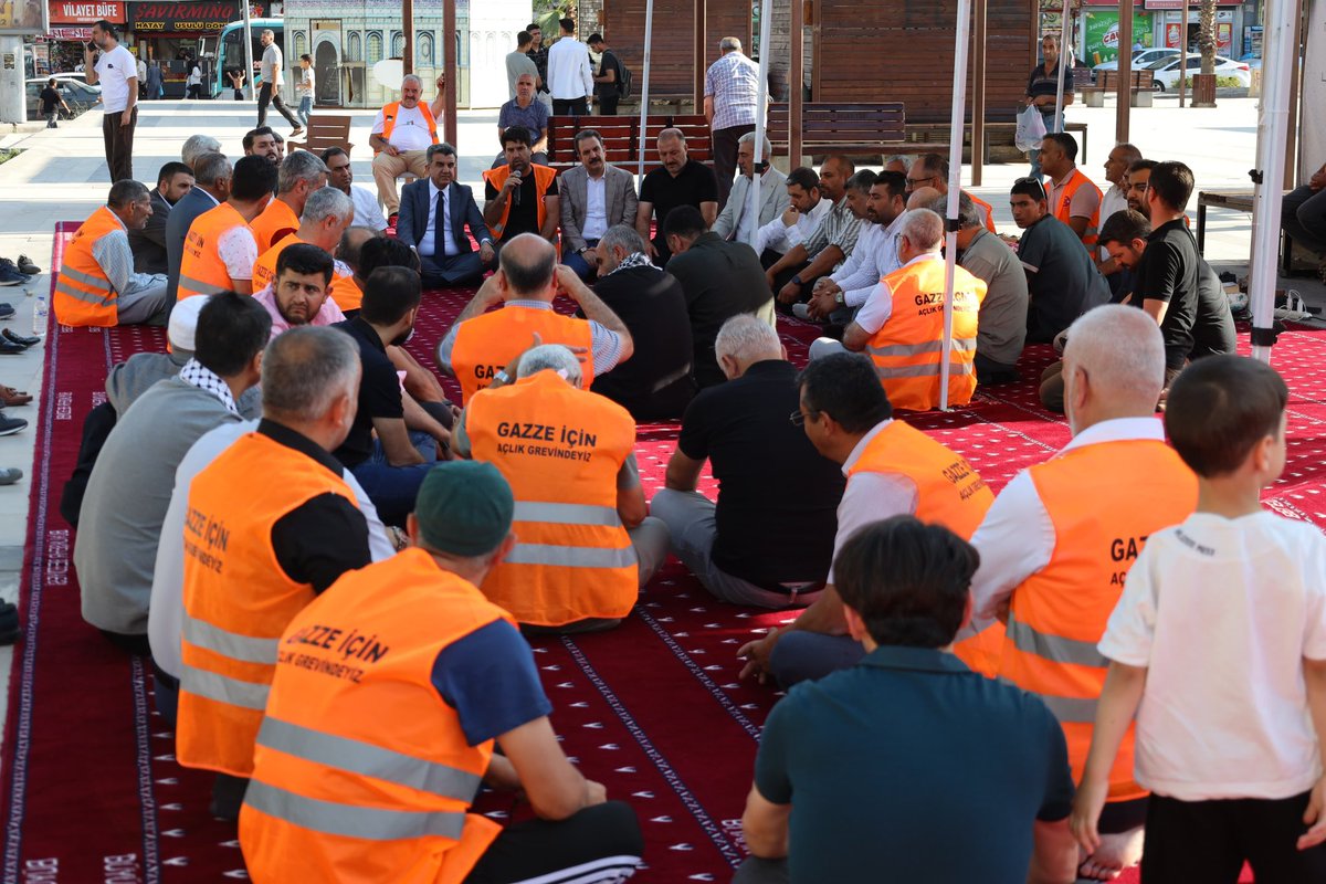 📍Rabia Meydanı

Gazze için vicdan nöbetinde olan ve açlık grevi başlatan Şanlıurfa Sivil Toplum Kuruluşları Platformu Üyelerini ziyaret ettik.

Kavli ve filli dualarımızla bu haklı davalarında Filistinli, Gazzeli kardeşlerimizin yanındayız. 
🇹🇷🇵🇸

<a href="/RTErdogan/">Recep Tayyip Erdoğan</a> <a href="/Akparti/">AK Parti</a>