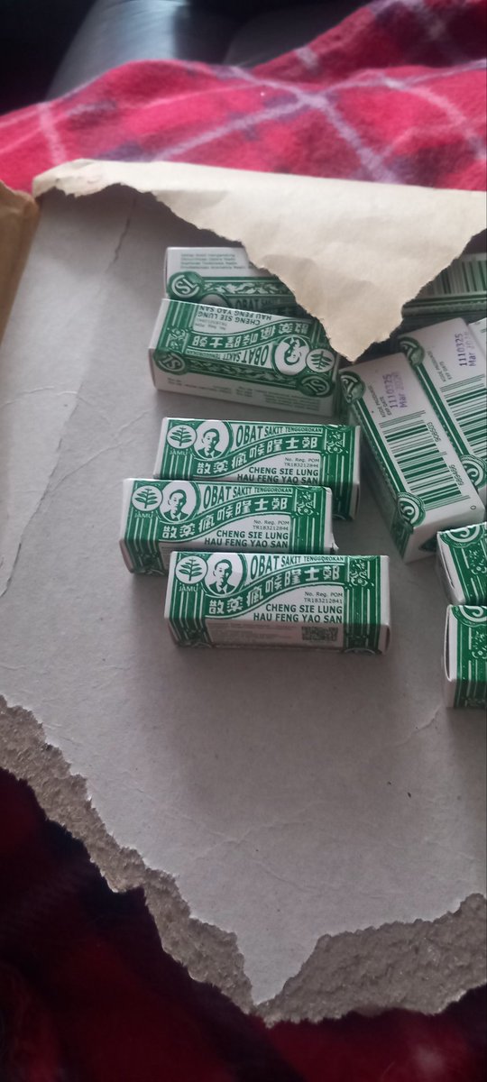 Hari ini dapat kiriman dari teman yang sungguh menyenangkan: obat jamu yang saya kenal sebagai "obat sariawan terbaik" &amp; sudah lama pakai saat ada "buah bibir" yang tidak enak dipandang! 
Pemicu untuk saya banyak: makan asam2 seperti nanas, kena matahari kelamaan, stres dsb.