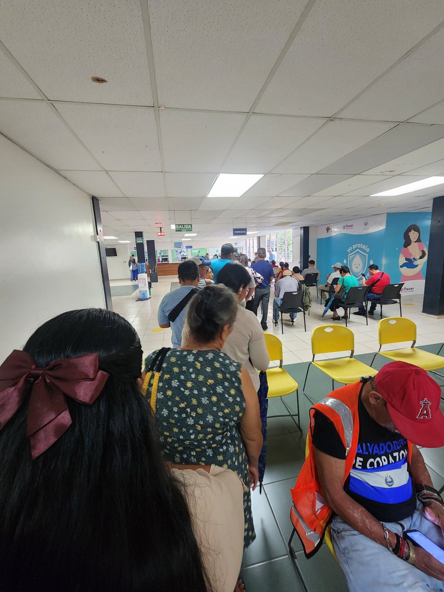 Solo una persona atendiendo la fila de Recepción de recetas <a href="/ISSS_Atento/">Atención al Usuario</a> en Hospital regional de Sonsonate me cuentas que una hora y media solo para entregar la receta y otras 2 horas para que entreguen el medicamento ¿que cuenta abrir todas las ventanillas ?  Trato digno!!