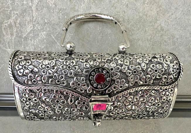 JyotiDevSpeaks's tweet image. नरेंद्र मोदी ने ये लाखों का चांदी का क्लच साइप्रस की फर्स्ट लेडी फिलिपा करसेरा को गिफ्ट दिया है।
नरेंद्र मोदी अब पूरी तरह से &quot;गरीब माँ के बेटे&quot; से &quot;अरबपति अडानी के दोस्त&quot; बन चुके हैं!
#ModiInCyprus #G7Summit2025