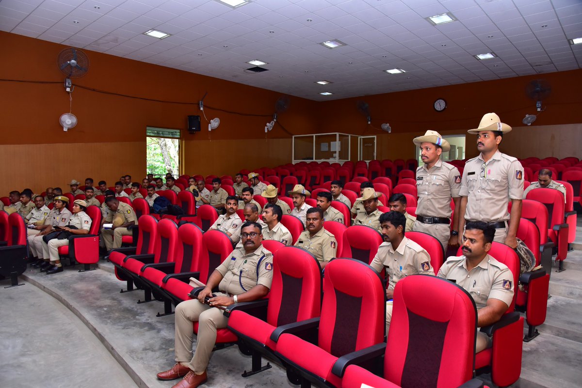 SPmysuru's tweet photo. ಇಂದು ಜಿಲ್ಲಾ ಪೊಲೀಸ್ ಅಧೀಕ್ಷಕರಾದ ಶ್ರೀ ವಿಷ್ಣುವರ್ಧನ ಎನ್ ಐಪಿಎಸ್ ರವರು ಸಾಮಾಜಿಕ ಜಾಲತಾಣ ನಿಗಾವಣೆ (SMMC )ಗೆ ಸಂಬಂಧಿಸಿದಂತೆ  ಜಿಲ್ಲೆಯ ಎಲ್ಲಾ ಠಾಣೆಯ SMMC ಸಿಬ್ಬಂದಿಗಳೊಂದಿಗೆ ಸಭೆ ನಡೆಸಿ https://t.co/PGpceAp4Hp