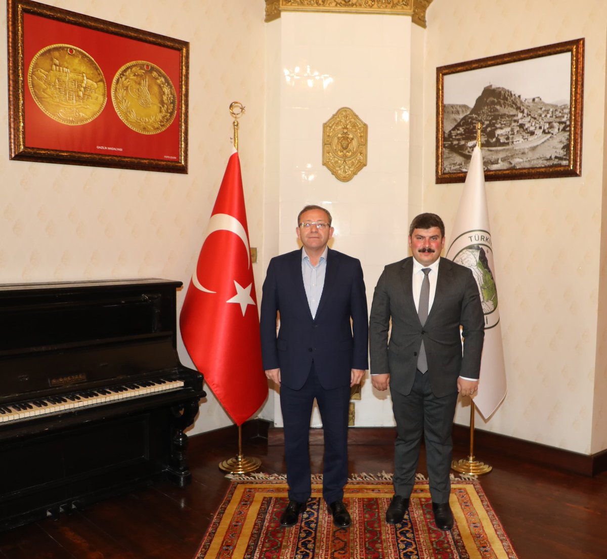 📍#Kars Valiliği 

Valimiz Ziya Polat, Mülki İdare Amirleri Atama Kararnamesi ile Elazığ/Baskil Kaymakamlığına atanan Vali Yardımcısı Muhammed Enes Çıkrık'ı makamında kabul etti.

Görevi süresince ilimizde yaptıkları hizmetlerden dolayı teşekkür eden Valimiz Ziya Polat, yeni