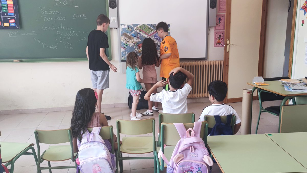 DGTes's tweet photo. 🚦 Jornadas de #EducaciónVial por parte de la #JPT #Guadalajara en 4 centros del Colegio Rural Agrupado PIMAFAD: #Albares, #Driebes, #Fuentenovilla y #Mazuecos. El alumnado participó con mucha ilusión e interés y aprendió buenos hábitos de convivencia vial.  👏👏 https://t.co/UgecoqkH9x