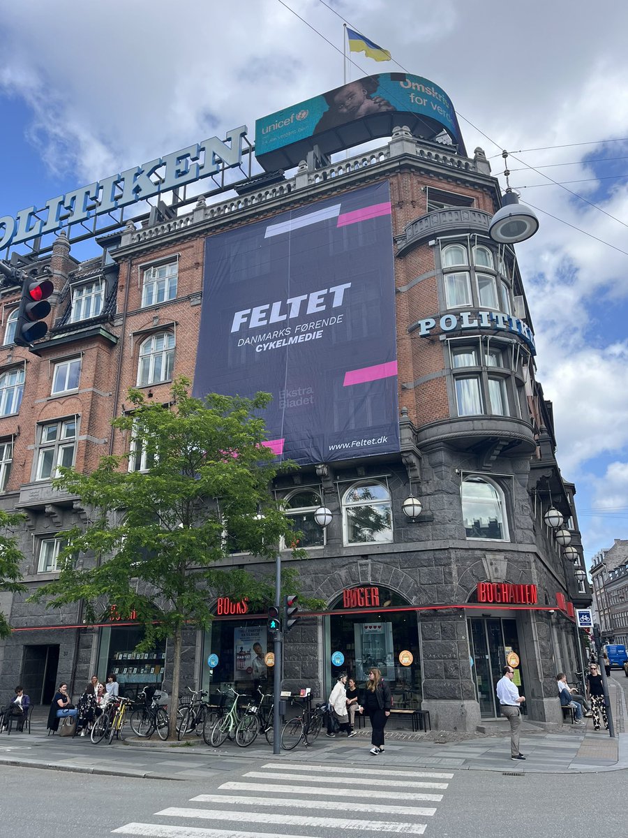 Så landede <a href="/Feltetdk/">Feltet</a> for alvor på Rådhuspladsen og er klar til byde Copenhagen Sprint og alle andre velkommen med et relanceret site, ny visuel identitet og et ambitiøst hold under ledelse af den nye kaptajn, <a href="/CBoraghi/">Camilla Boraghi</a>, som præsenterer ambitionerne her: feltet.dk/incoming/det-n…