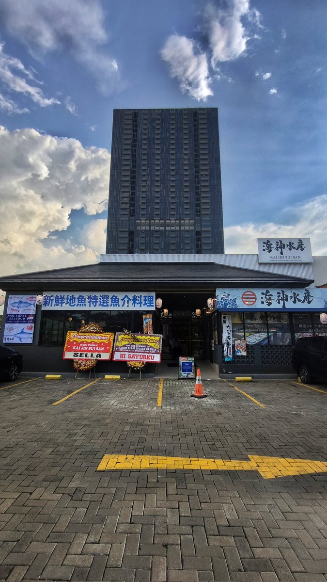 gastronusa's tweet photo. Resto Jepang Kai Jin Sui San di Alam Sutera tahu betul: laut Indonesia itu surganya seafood. Makanya mereka berani pakai 95% seafood lokal https://t.co/qWY9LTaejo