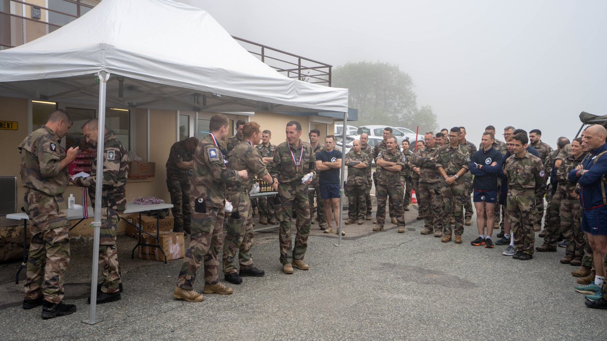27bim's tweet image. Moments de cohésion #AvecNosBlessés pour l'état-major de la 27e BIM avec la traditionnelle montée de Chamrousse. À vélo ou en courant, l'objectif reste le même : se dépasser
@armeedeterre @LaCABAT