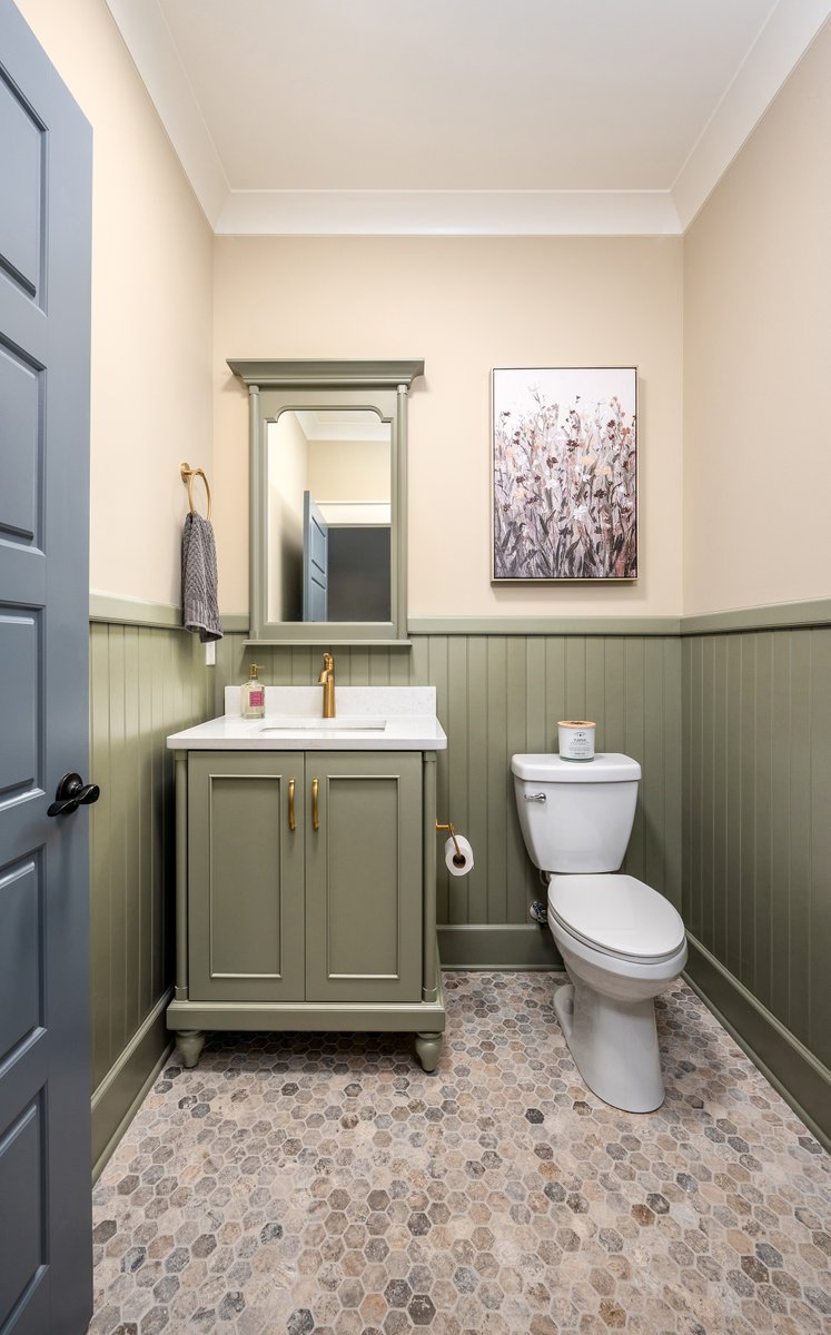 WellbornCabinet's tweet image. Whites, soft greens, and light natural woods—these calming tones make every room feel like a retreat.

Which room in your home would you bring this look to?

#HomeDesign #NaturalTones #LightAndAiry