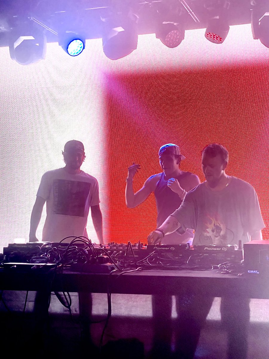 AlexKidwell47's tweet image. one of my best friends had some treats planned for Bonnaroo…

@OfTheTrees x @Tapebbeats played out his Key Glock “Pride” flip

@Inzo_Music brought him out at The Pinnacle for his “Nikes On My Feet” flip

and he opened + went b2b with @GorillaT_ x @EffinOfficial

🚨@aych 2025🚨