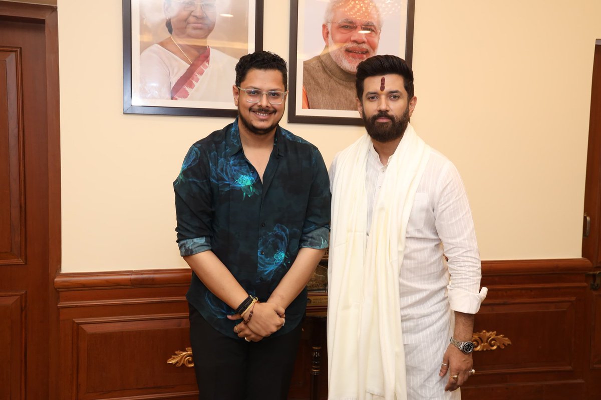 LJP4India's tweet photo. आज नई दिल्ली के पंचशील भवन में बिहार से युवा प्रकोष्ठ के प्रदेश उपाध्यक्ष श्री शशांक मिश्र एवं श्री हर्ष चौपड़ा जी ने पार्टी के राष्ट्रीय अध्यक्ष सह केंद्रीय मंत्री आदरणीय श्री @iChiragPaswan जी से मुलाकात की��� https://t.co/1nOLeN2T61