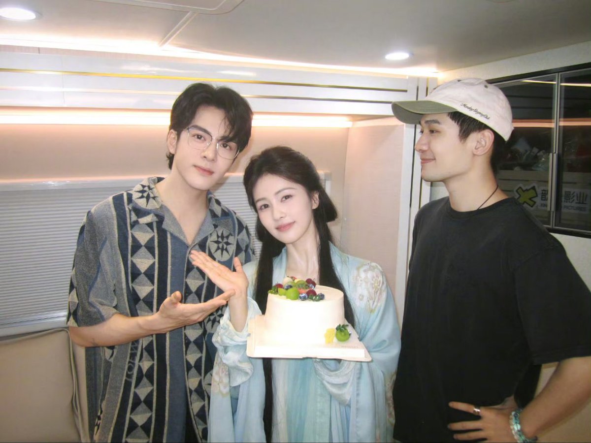 Lou_Anne0404's tweet image. "he and she and i cake"

thirdwheel #LiangYongqi 🤣😂

#Feud #LinJiangXian
#BaiLu #ZengShunxi