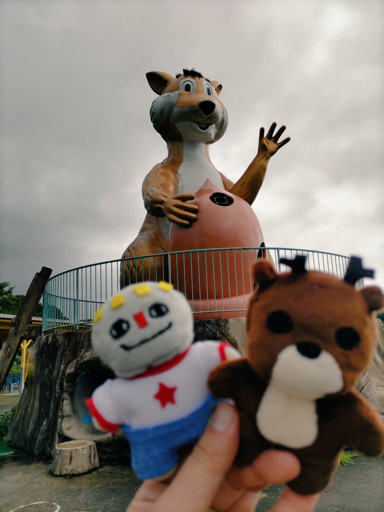 komb__uuu's tweet photo. ずっと来てみたかったメルヘン村に🐿️
ほかにお客さん誰も居ないw
天気も相まって廃墟感エグい😇
すきww
どんどんどんどんどんぐりす〜♪ https://t.co/mDCqOsd3hM