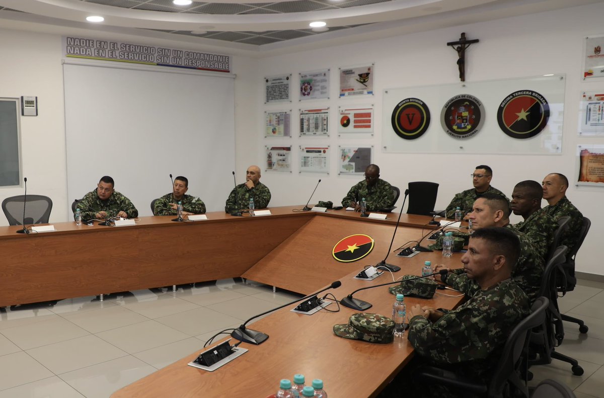 Nuestro nuevo Sargento Mayor de Comando, visitó el cantón norte de la #Brigada13 donde se reunió con parte del estado mayor y los Sargentos Mayores de las diferentes unidades tácticas, con el fin de conocer de primera mano las operaciones que brindan seguridad a Bogotá y