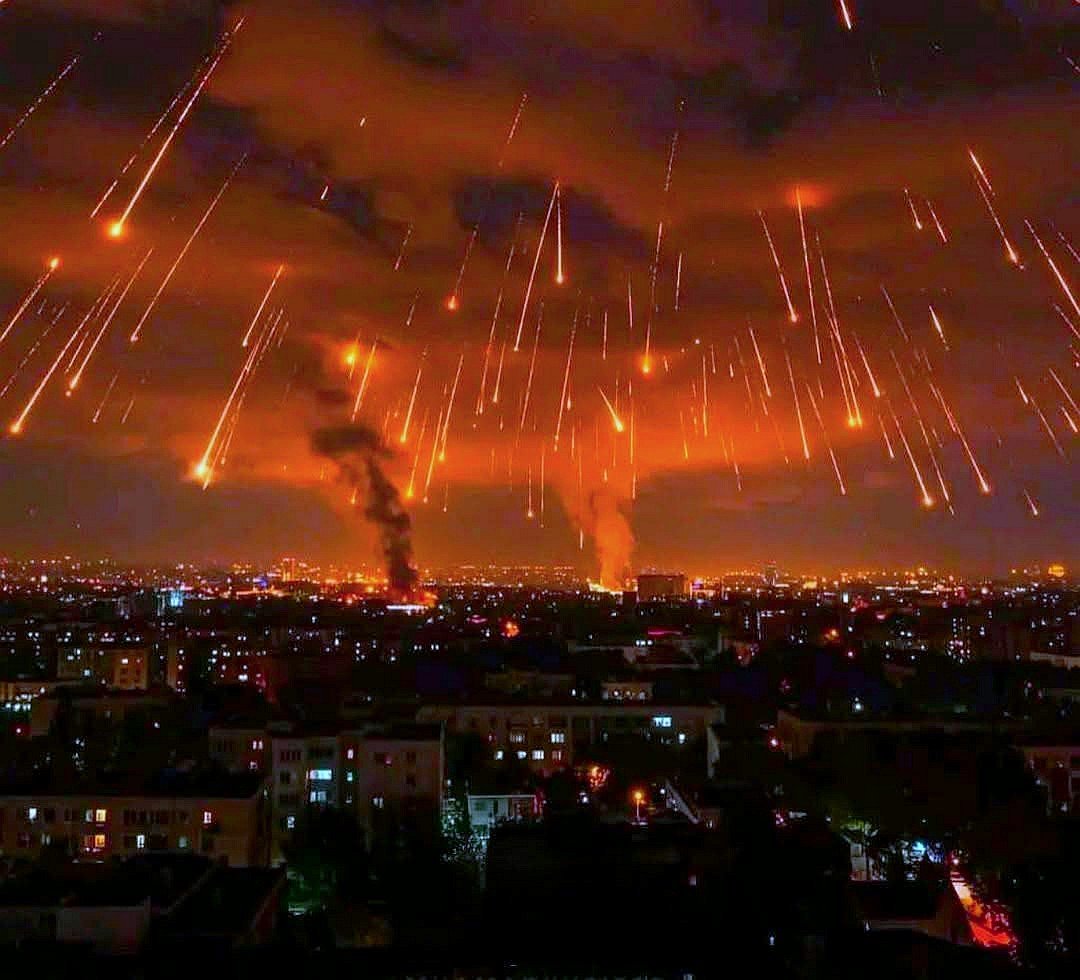 请抛开所有爱恨情仇，单看图。