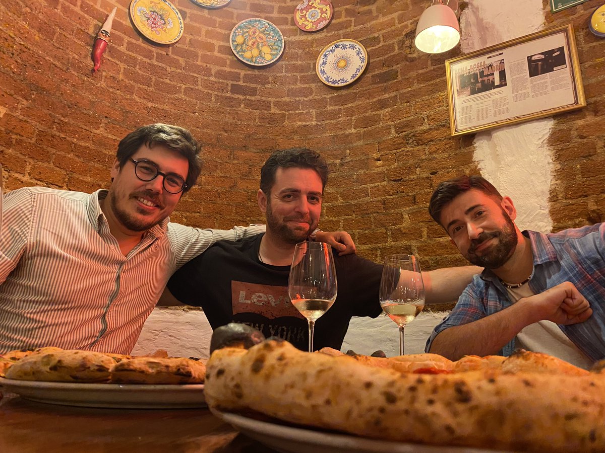 ESanchezHuertas's tweet photo. Con mis colegas en el restaurante Luna Rossa, comiendo una pizza cojonuda @Javierromerjo @jfubeda89 @sanchezcastejon https://t.co/D6UKgDEdeo