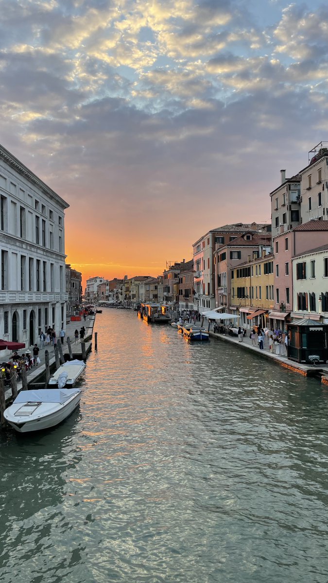 JordiLieF's tweet photo. 1/10
🇮🇹 Non saluto solo una città unica al mondo e un club che ci ha accolto fin dal primo giorno per portare avanti un progetto tanto bello quanto ambizioso: rendere il SG de Venezia FC un punto di riferimento in Italia con un approccio riconoscibile e diverso. https://t.co/rzQUZGpL7P
