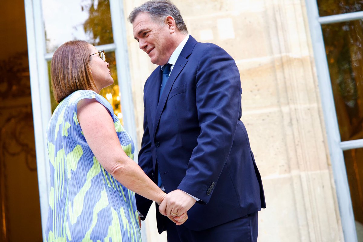 Yuriko Backes (@yuriko_backes) on Twitter photo Briève rencontre sympathique avec mon homologue 🇫🇷 Ministre chargé des Transports <a href="/PhilippeTabarot/">Philippe Tabarot</a> au magnifique jardin du Ministère de l’aménagement du territoire en marge du <a href="/salondubourget/">Paris Air Show</a>. Au plaisir de se revoir bientôt pour aborder l’agenda de la mobilité transfrontalière. Briève rencontre sympathique avec mon homologue 🇫🇷 Ministre chargé des Transports <a href="/PhilippeTabarot/">Philippe Tabarot</a> au magnifique jardin du Ministère de l’aménagement du territoire en marge du <a href="/salondubourget/">Paris Air Show</a>. Au plaisir de se revoir bientôt pour aborder l’agenda de la mobilité transfrontalière.