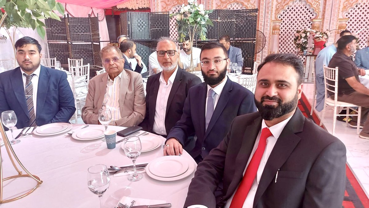 T1Shafique's tweet photo. Honoured to receive an award for achievements in academia excellence at an event celebrating British Muslims of Pakistani & Kashmiri heritage. Grateful to @YasinForBedford for the award & inspired by leaders like Cllr Shafiq, Cllr Shokat, Cllr Rukhsana & Nusrat Javed. 🙌📚🇬🇧 #Pride #BritishMuslims #AcademicExcellence