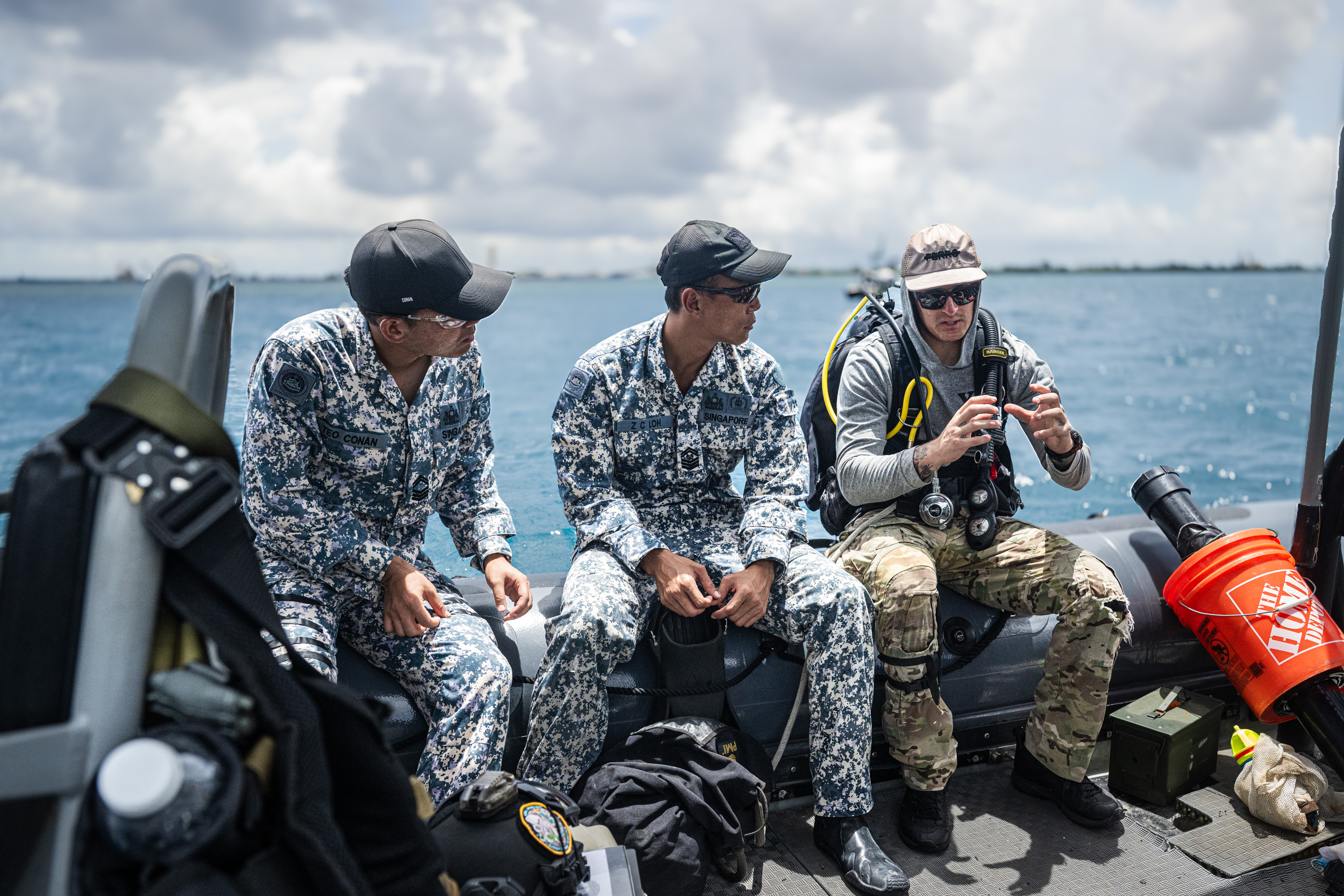 U.S. Pacific Fleet on X: 🇺🇸🤝🇸🇬 Sailors assigned to #EODMU5 and  members of the Republic of Singapore Navy's Naval Diving Unit conduct an  underwater detonation exercise in Apra Harbor, Guam. #AlliesPartnersFriends  #FreeAndOpenIndoPacific