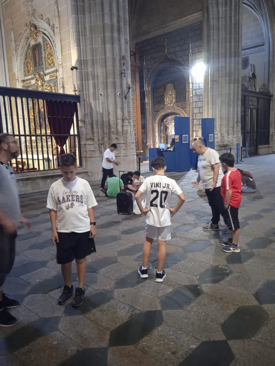 IES MATEO HERNÁNDEZ (@ies_mateo) on Twitter photo Itinerarios #matemáticos por #Salamanca #1ESO en el entorno espectacular de La Catedral
#sumandoaprendizajeenelmateo #IESMateo_Hdez <a href="/ciudadsaberes/">Ciudad de Saberes</a> <a href="/aytoSalamanca/">Ayuntamiento Salamanca</a> <a href="/educacyl/">Educación JCyL</a> Itinerarios #matemáticos por #Salamanca #1ESO en el entorno espectacular de La Catedral
#sumandoaprendizajeenelmateo #IESMateo_Hdez <a href="/ciudadsaberes/">Ciudad de Saberes</a> <a href="/aytoSalamanca/">Ayuntamiento Salamanca</a> <a href="/educacyl/">Educación JCyL</a>