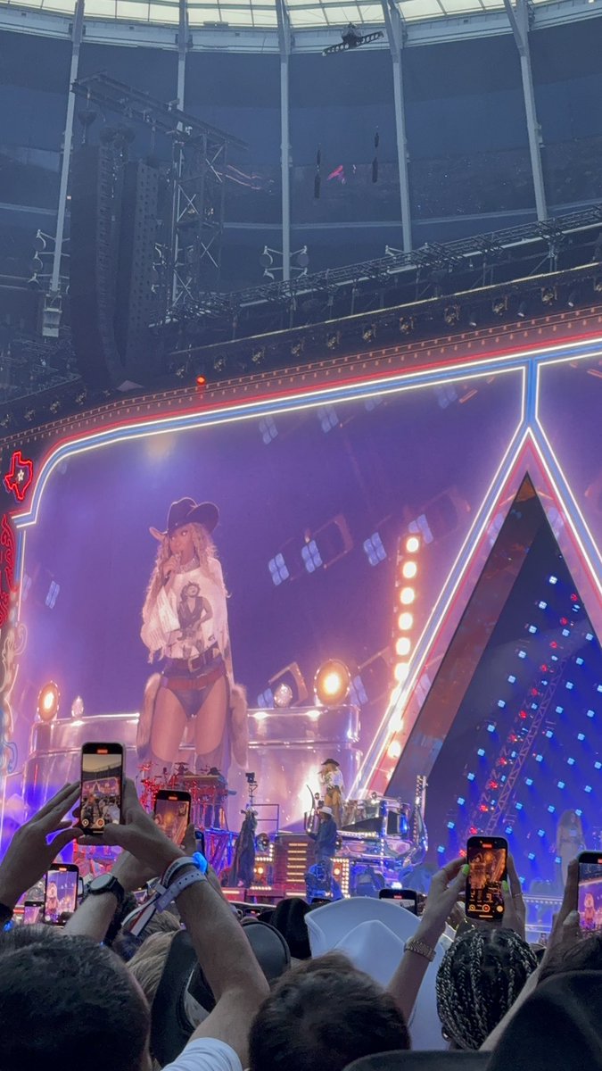 Beyoncé has Tina Turner on her top!!  #COWBOYCARTERTour