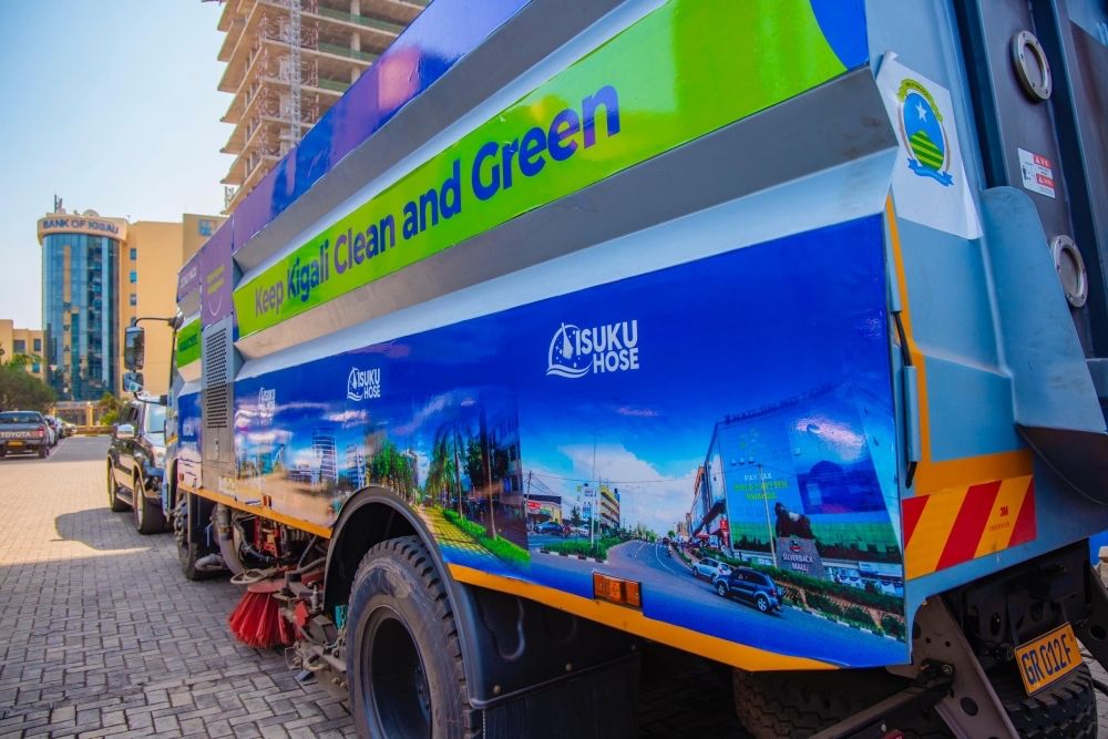 The City of Kigali has introduced a vehicle that employs modern technologies to sweep and clean dirty roads.

READ: newtimes.co.rw/article/27279/…