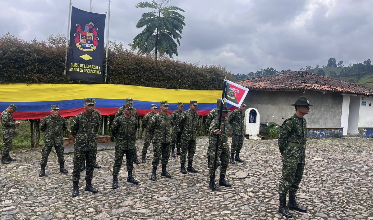 En el Batallón de Instrucción y Entrenamiento N.°8, 11 Soldados Profesionales culminaron con éxito el Curso de Liderazgo y Mando en Operaciones, y obtuvieron la distinción como Dragoneantes.

Estos hombres afianzaron sus capacidades como líderes de pequeñas unidades  y aportarán